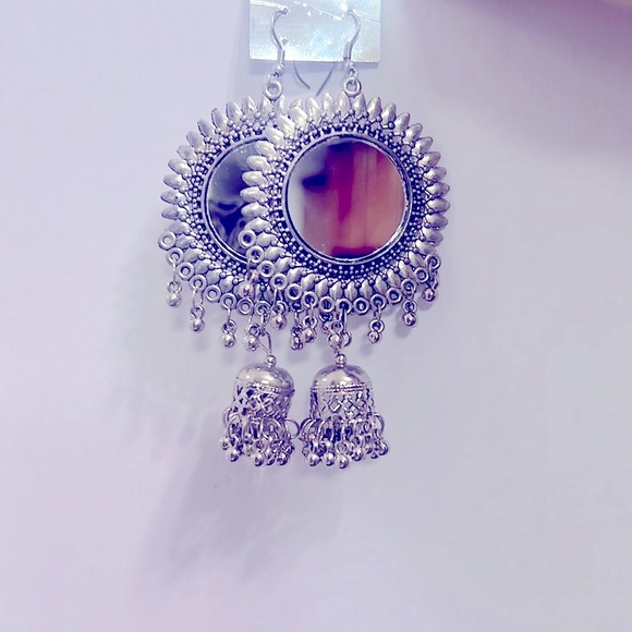 Fashion earrings with Indian flare - Picture 3 of 3